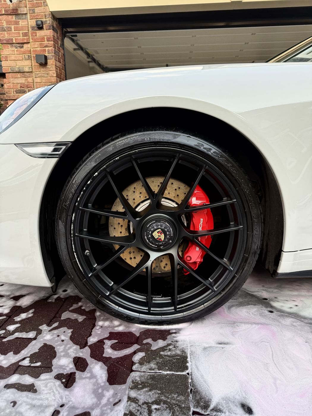 911 wheel and red callipers